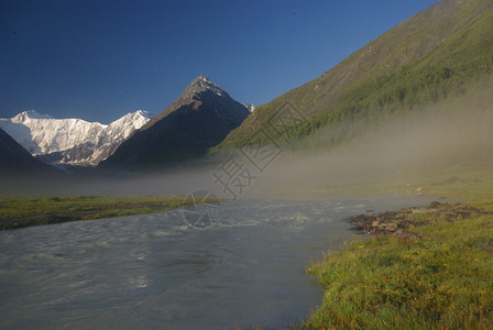 山中的河峡谷附近石头和岩河流附近的头和岩美丽的山地区河美丽地图片