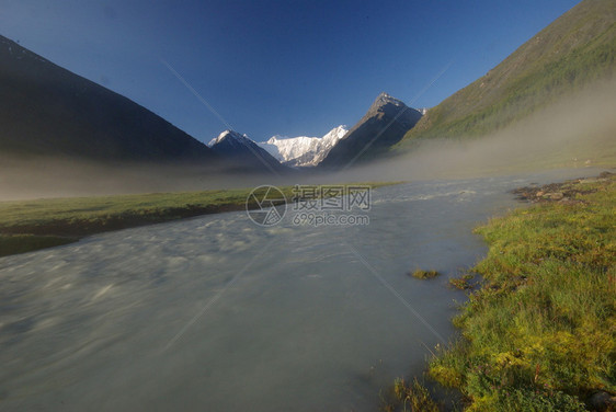 山中的河峡谷附近石头和岩河流附近的头和岩美丽的山地区河美丽地图片