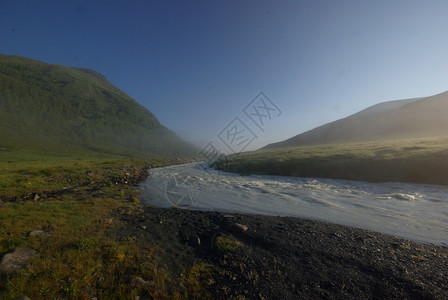 山中的河峡谷附近石头和岩河流附近的头和岩美丽的山地区河美丽地图片