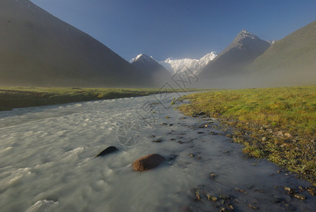 山中的河峡谷附近石头和岩河流附近的头和岩美丽的山地区河美丽地图片