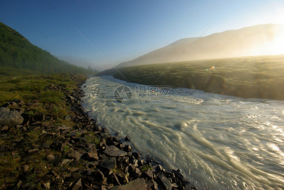 山中的河峡谷附近石头和岩河流附近的头和岩美丽的山地区河美丽地图片