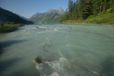 山中的河峡谷附近石头和岩河流附近的头和岩美丽的山地区河美丽地图片