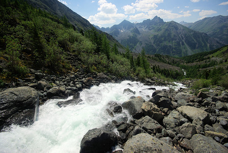 山中的河峡谷附近石头和岩河流附近的头和岩美丽的山地区河美丽地图片