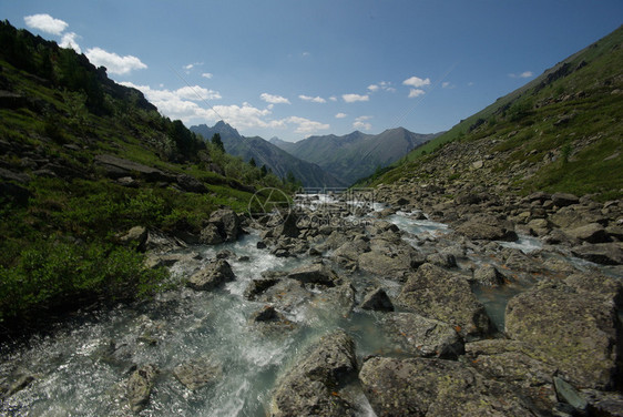 山中的河峡谷附近石头和岩河流附近的头和岩美丽的山地区河美丽地图片