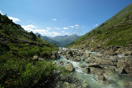 山中的河峡谷附近石头和岩河流附近的头和岩美丽的山地区河美丽地图片