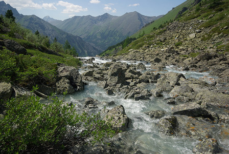 山中的河峡谷附近石头和岩河流附近的头和岩美丽的山地区河美丽地图片