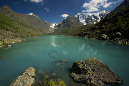 山中的河峡谷附近石头和岩河流附近的头和岩美丽的山地区河美丽地图片