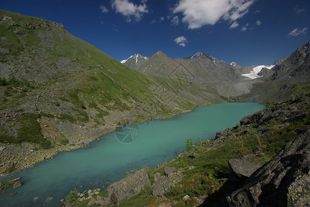 山中的河峡谷附近石头和岩河流附近的头和岩美丽的山地区河美丽地图片