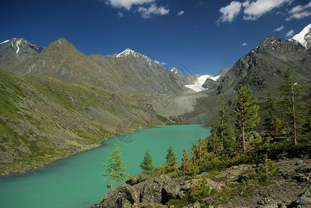 山中的河峡谷附近石头和岩河流附近的头和岩美丽的山地区河美丽地图片