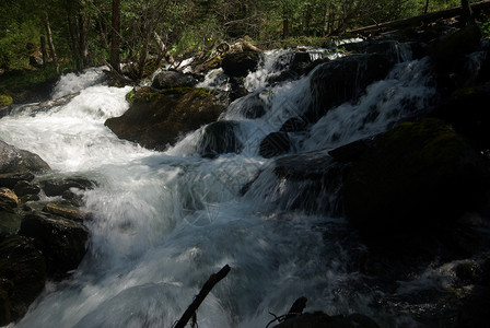 山中的河峡谷附近石头和岩河流附近的头和岩美丽的山地区河美丽地图片