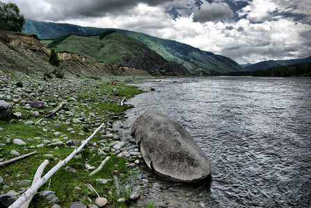 山中的河峡谷附近石头和岩河流附近的头和岩美丽的山地区河美丽地图片