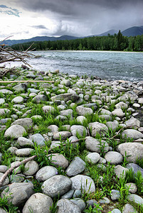 山中的河峡谷附近石头和岩河流附近的头和岩美丽的山地区河美丽地图片