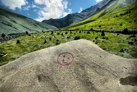 山中的河峡谷附近石头和岩河流附近的头和岩美丽的山地区河美丽地图片