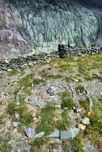 山中的河峡谷附近石头和岩河流附近的头和岩美丽的山地区河美丽地图片