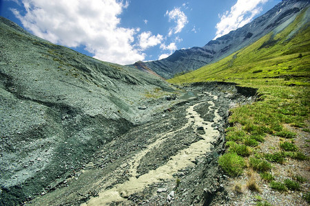 山中的河峡谷附近石头和岩河流附近的头和岩美丽的山地区河美丽地图片