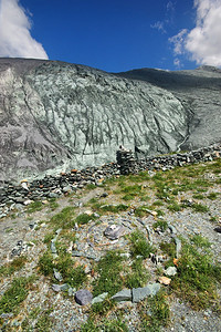 山中的河峡谷附近石头和岩河流附近的头和岩美丽的山地区河美丽地图片