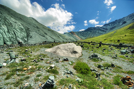 山中的河峡谷附近石头和岩河流附近的头和岩美丽的山地区河美丽地图片