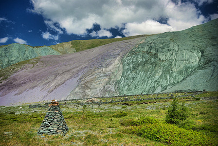 山中的河峡谷附近石头和岩河流附近的头和岩美丽的山地区河美丽地图片