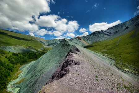 山中的河峡谷附近石头和岩河流附近的头和岩美丽的山地区河美丽地图片