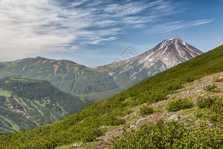 堪察特卡山脉和火堪察特卡佩宁山脉和火的美景堪察特卡半岛的美景阳光明媚的日子里山地脉湖和蓝天云层的夏季全景欧拉西亚俄罗斯远东堪察特图片