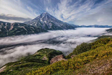 堪察特卡山脉和火堪察特卡佩宁山脉和火的美景堪察特卡半岛的美景阳光明媚的日子里山地脉湖和蓝天云层的夏季全景欧拉西亚俄罗斯远东堪察特图片