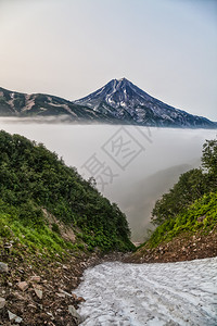 堪察特卡山脉和火堪察特卡佩宁山脉和火的美景堪察特卡半岛的美景阳光明媚的日子里山地脉湖和蓝天云层的夏季全景欧拉西亚俄罗斯远东堪察特图片