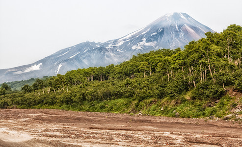 堪察特卡山脉和火堪察特卡佩宁山脉和火的美景堪察特卡半岛的美景阳光明媚的日子里山地脉湖和蓝天云层的夏季全景欧拉西亚俄罗斯远东堪察特图片