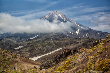 堪察特卡山脉和火堪察特卡佩宁山脉和火的美景堪察特卡半岛的美景阳光明媚的日子里山地脉湖和蓝天云层的夏季全景欧拉西亚俄罗斯远东堪察特图片