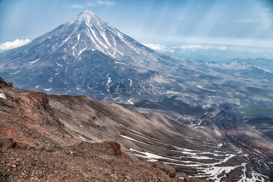 堪察特卡山脉和火堪察特卡佩宁山脉和火的美景堪察特卡半岛的美景阳光明媚的日子里山地脉湖和蓝天云层的夏季全景欧拉西亚俄罗斯远东堪察特图片