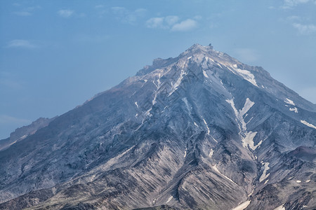 堪察特卡山脉和火堪察特卡佩宁山脉和火的美景堪察特卡半岛的美景阳光明媚的日子里山地脉湖和蓝天云层的夏季全景欧拉西亚俄罗斯远东堪察特图片