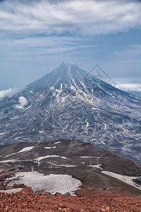 堪察特卡山脉和火堪察特卡佩宁山脉和火的美景堪察特卡半岛的美景阳光明媚的日子里山地脉湖和蓝天云层的夏季全景欧拉西亚俄罗斯远东堪察特图片