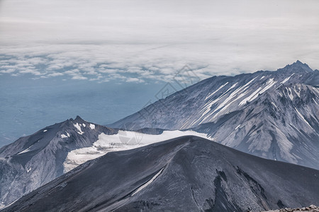 堪察特卡山脉和火堪察特卡佩宁山脉和火的美景堪察特卡半岛的美景阳光明媚的日子里山地脉湖和蓝天云层的夏季全景欧拉西亚俄罗斯远东堪察特图片