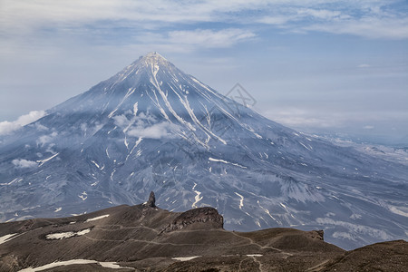 堪察特卡山脉和火堪察特卡佩宁山脉和火的美景堪察特卡半岛的美景阳光明媚的日子里山地脉湖和蓝天云层的夏季全景欧拉西亚俄罗斯远东堪察特图片