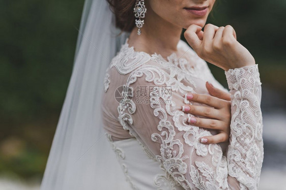 新娘416的透明白色婚纱图片