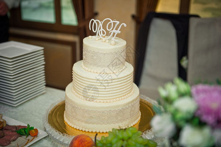 婚礼的三层白肉蛋糕漂亮而简单的结婚蛋糕51图片