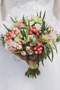新娘手上的结婚礼物新郎美丽的玫瑰花束31图片