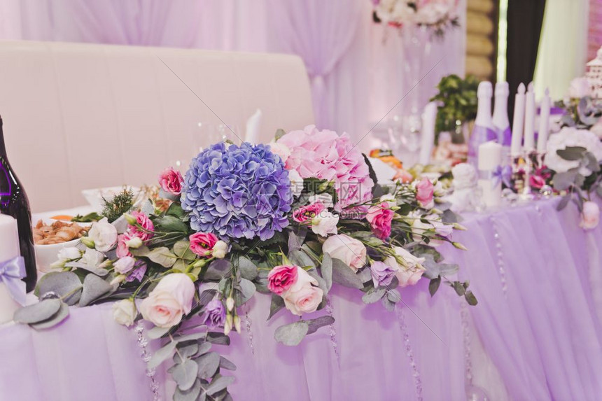 婚礼桌上的花和其他装饰品婚礼桌边的蜡烛5高清图片下载 正版图片 摄图网