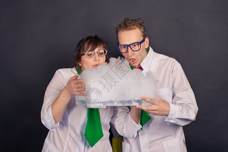 娱乐化学和疯狂科家1574有创意的科学家用液态冰做实验图片