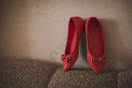 漂亮的红鞋贴在墙上图片
