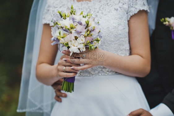 新娘手里拿着一束花204年新娘手里拿着一束花图片