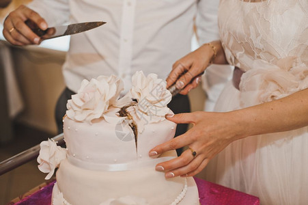 新婚夫妇切蛋糕背景图片