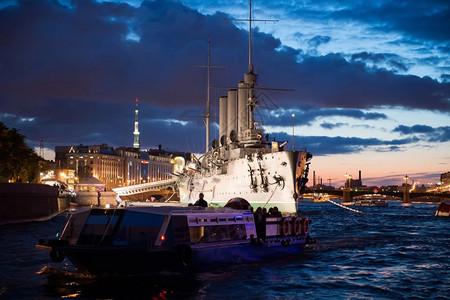 巡洋舰奥罗拉的夜照从机动船只上看到圣彼得堡市的夜间图片
