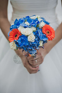 美丽的婚礼花束放在新婚夫妇手上礼图片