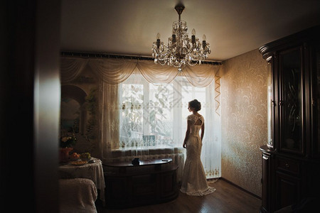 新娘的婚纱在窗边新娘的户是2304号灯光图片