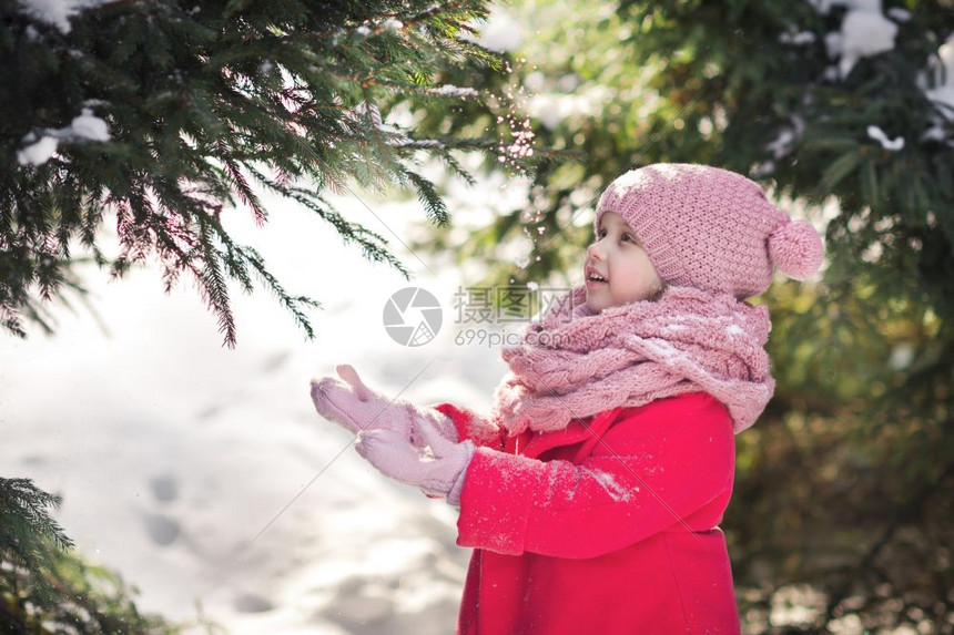 快乐女孩从树上掉下雪花孩子在954树林里玩雪孩子在954树林里玩雪图片