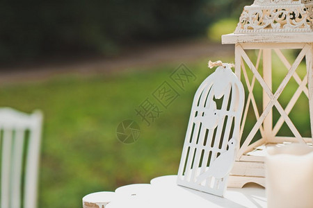 花园里有鲜和美景的小桌子2157年室内装饰背景图片