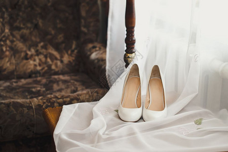 白婚鞋放在桌子上白鞋放在面纱上图片