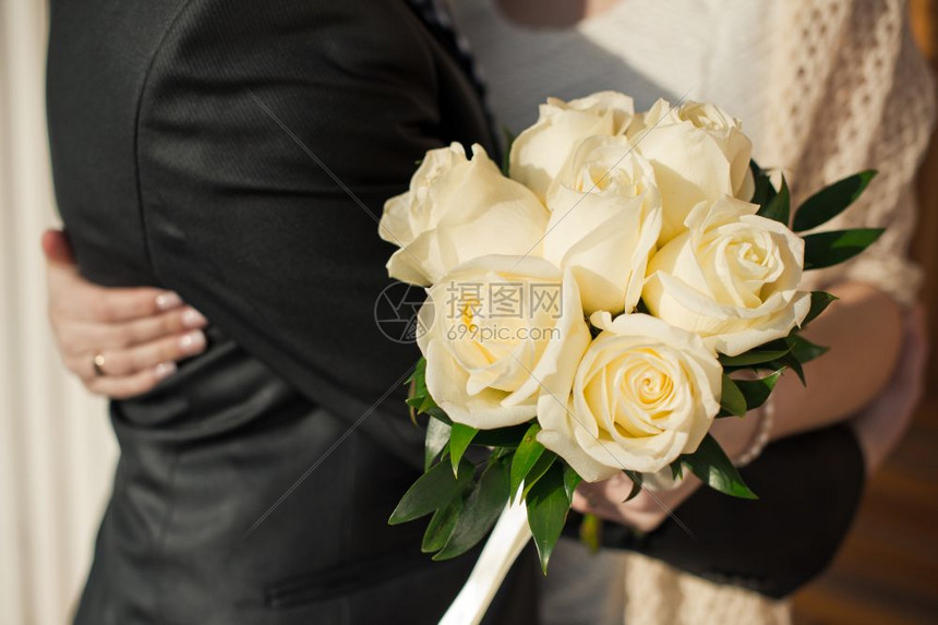 新娘手中的一束美丽花堆83的花图片