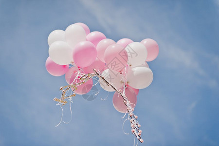 白色和粉红的球团飞向天空白色和粉红的气球在天空682图片