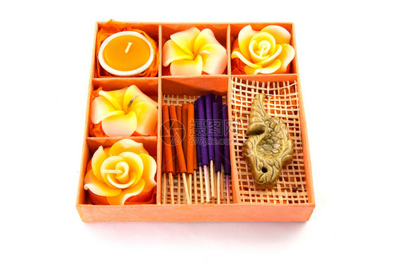 水疗套装玫瑰形状的蜡烛香烛放在白色背景上的橙色盒子里水疗套装玫瑰形状的蜡烛香烛在橙色的盒子上图片